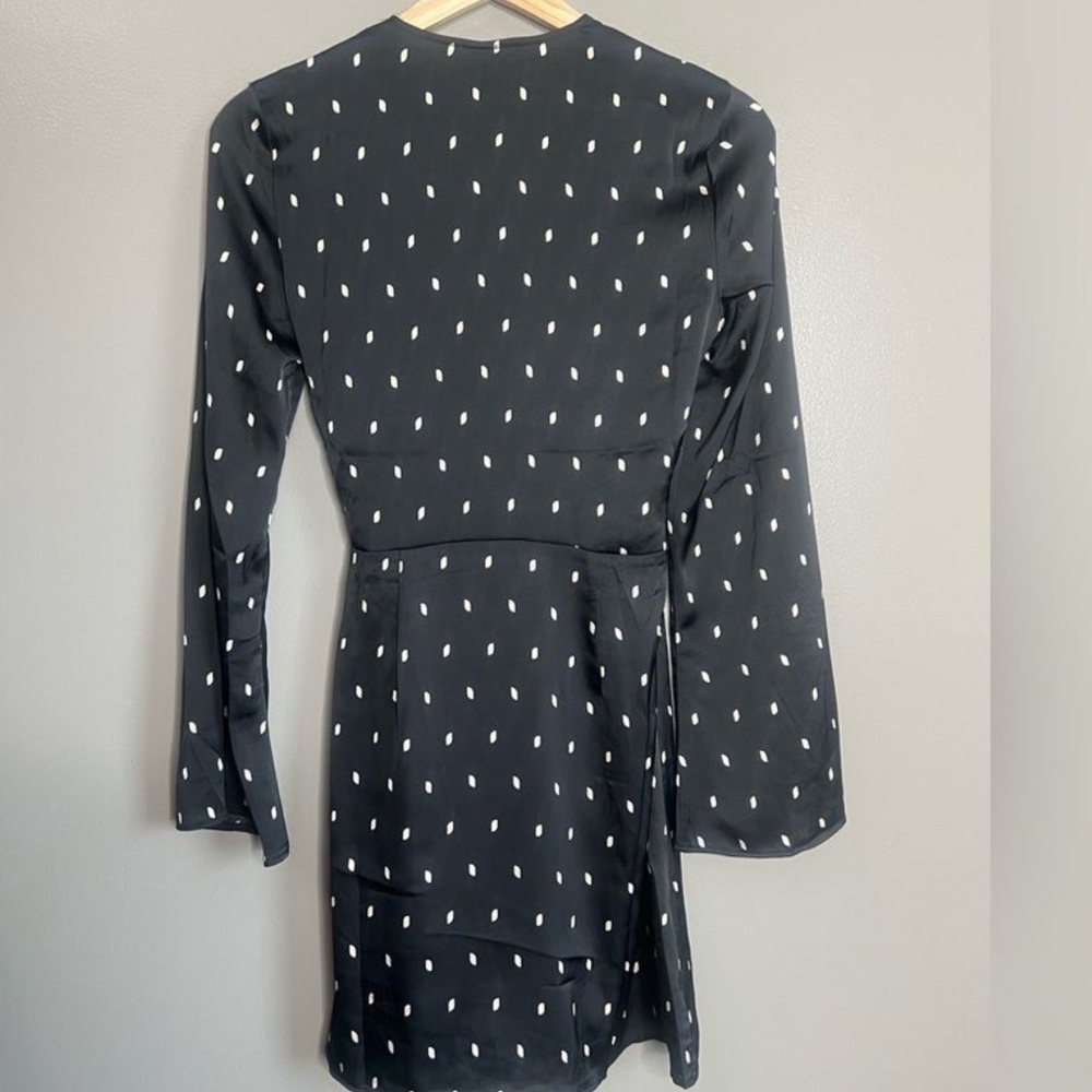 H & M printed long sleeve wrap dress size medium NWT - Picture 2 of 13